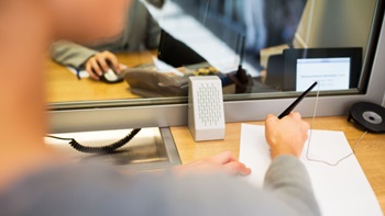 Persona in banca che firma